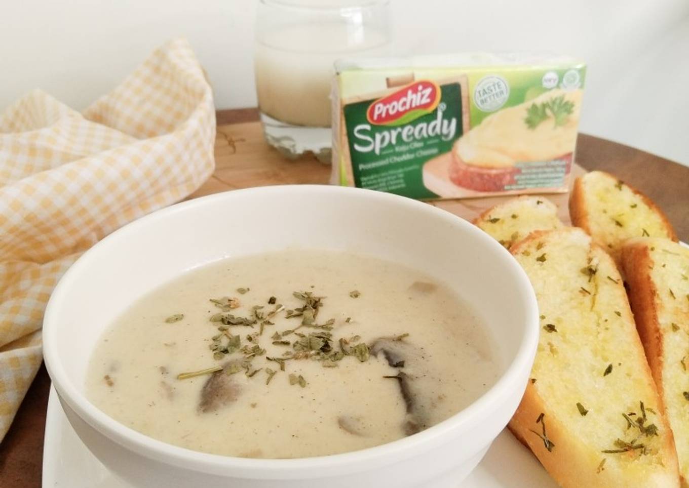 Cream Soup Jamur Keju dan Garlic Toast