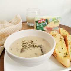 A picture of Cream Soup Jamur Keju dan Garlic Toast.