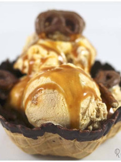 Una foto de Sundae con salsa de caramelo salado
