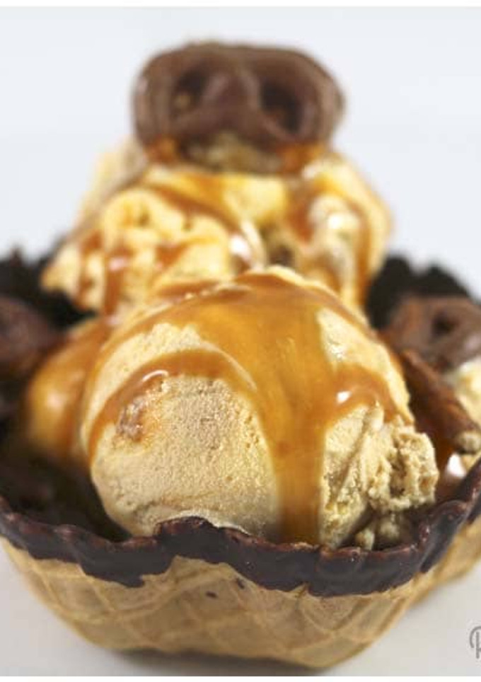 Una foto de Sundae con salsa de caramelo salado