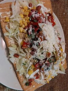 Una foto de 🍅Cacala con pico de gallo🧅