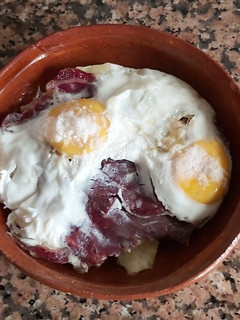 Una foto de Huevos rotos con jamón al microondas