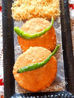शेगाव कचोरी (kachori recipe in marathi) रेसिपी चे मुख्य फोटो