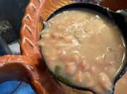 Una foto de frijoles de la olla