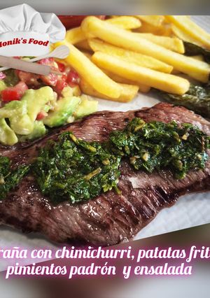 Una foto de Entraña con chimichurri y patatas fritas
