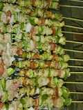 Alas de pollo con brochetas de pimiento y tomate