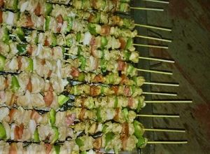 Una foto de Alas de pollo con brochetas de pimiento y tomate