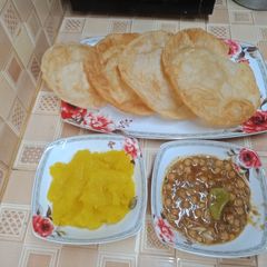 Halwai style pori پوری A picture of Halwai style pori پوری.