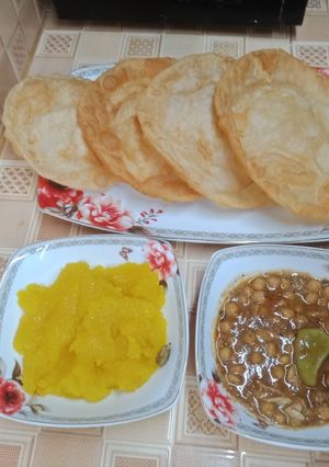 A picture of Halwai style pori پوری.