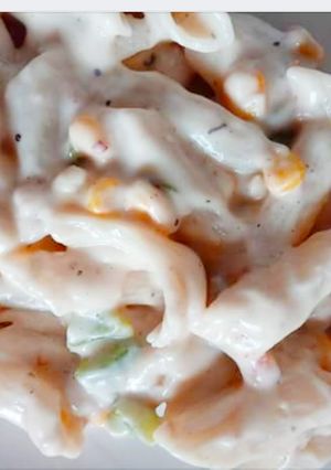A picture of White sauce pasta.