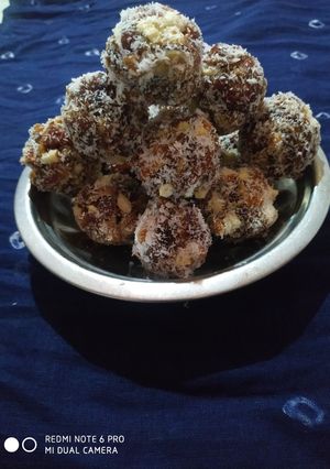 ખજૂર ના લાડુ (khajur laddu recipe in Gujarati) રેસીપી મુખ્ય ફોટો