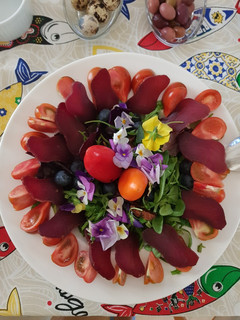 Una foto de Ensalada de primavera con flores