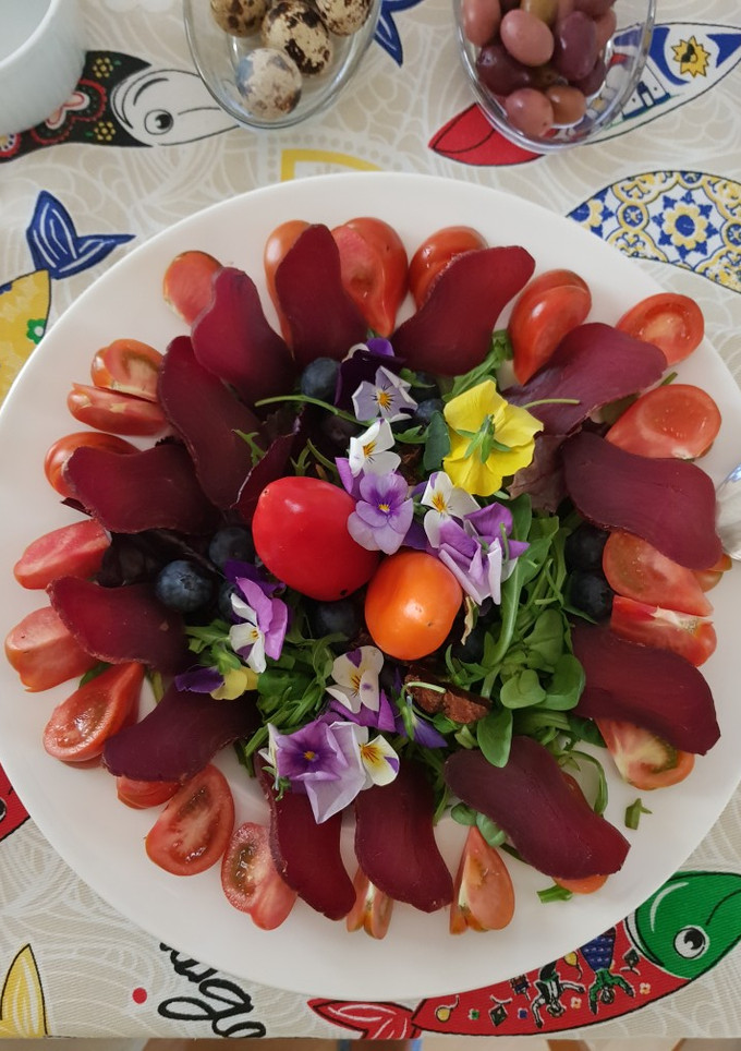 Una foto de Ensalada de primavera con flores