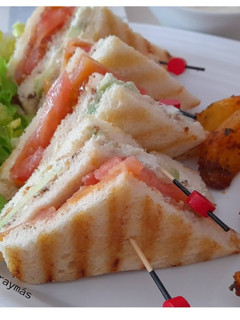Una foto de Sándwich de salmón y aguacate