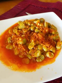 Una foto de Habas con tomate