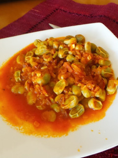 Una foto de Habas con tomate