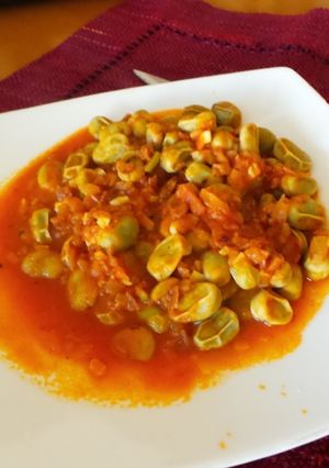Una foto de Habas con tomate