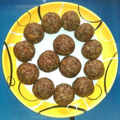 A picture of Malai mawa & suji ki laddu.