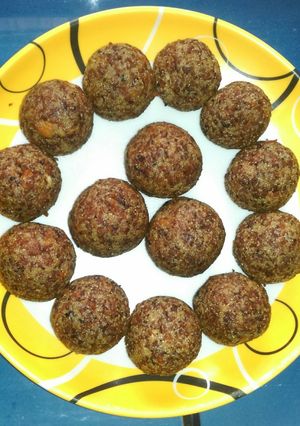 A picture of Malai mawa & suji ki laddu.