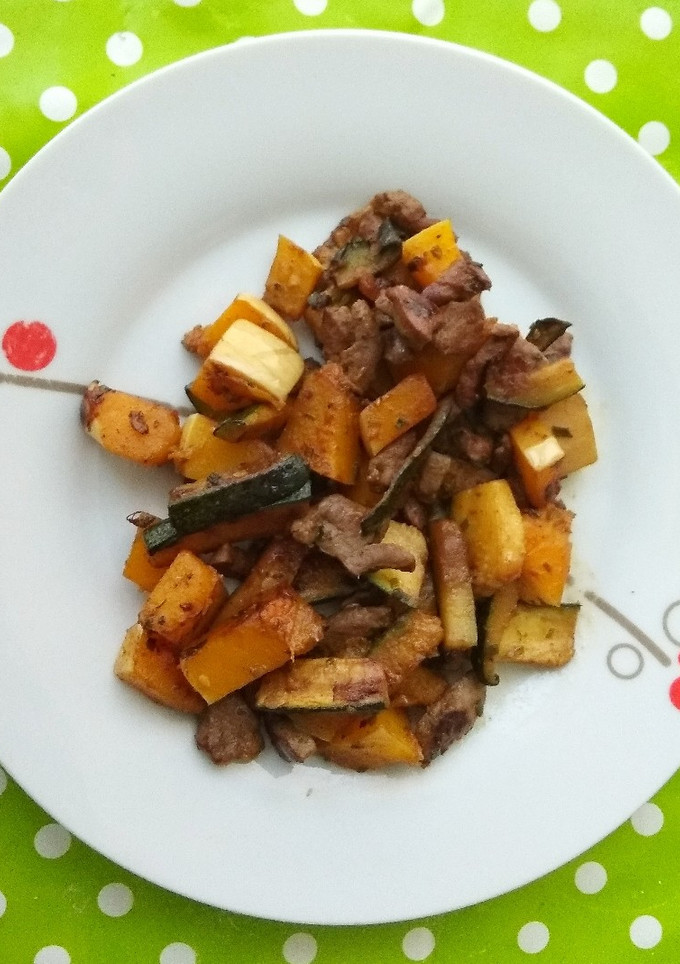 Una foto de Hígado con calabaza y calabacín