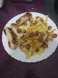 Patatas revoltosas con bratwurst