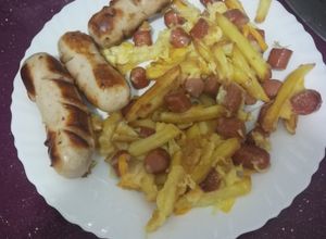 Una foto de Patatas revoltosas con bratwurst