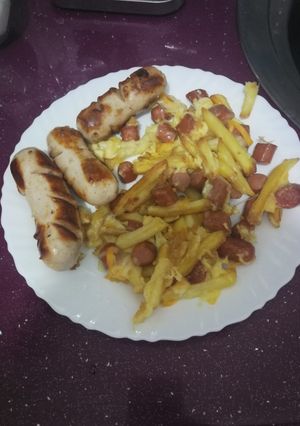 Una foto de Patatas revoltosas con bratwurst
