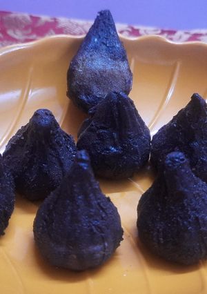 चोकलेट विथ बिस्कीट स्टफ मोदक (Chocolate Biscuit Modak Recipe In Marathi) रेसिपी चे मुख्य फोटो 
