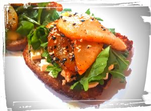 Una foto de Bruschetta de Rúcula, Queso Azul y Peras
