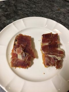 Una foto de Tostada de jamón con tomate ajo y orégano