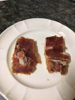 Una foto de Tostada de jamón con tomate ajo y orégano