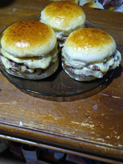 Una foto de Pan de hamburguesa y hamburguesa casera