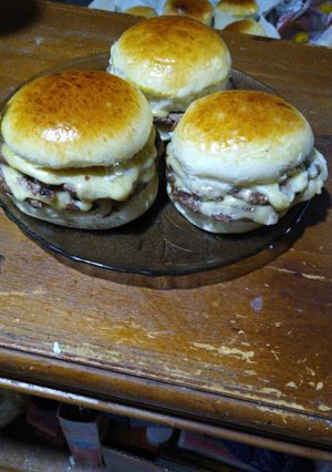 Una foto de Pan de hamburguesa y hamburguesa casera