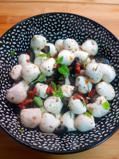Una foto de Perlas de mozzarella con finas hierbas