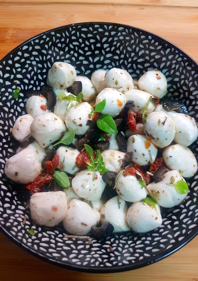 Una foto de Perlas de mozzarella con finas hierbas