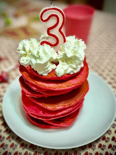 Una foto de Tortitas americanas rosas para cumple 3 de Carmen 🧚🏻♀️🦄🎂