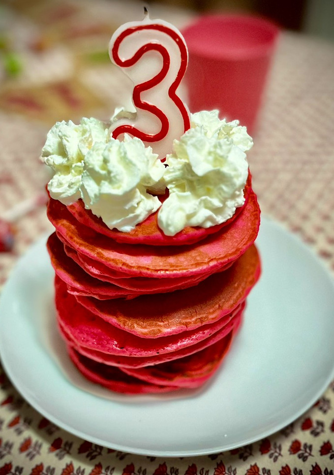 Una foto de Tortitas americanas rosas para cumple 3 de Carmen 🧚🏻‍♀️🦄🎂