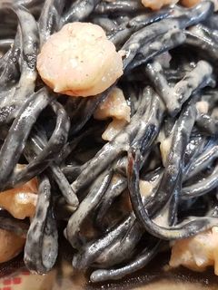 Una foto de Tallarines negros con gambas