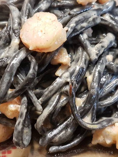 Una foto de Tallarines negros con gambas