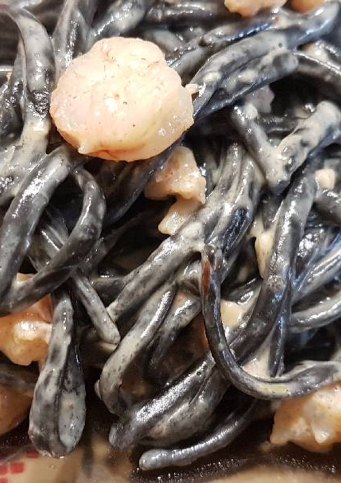 Una foto de Tallarines negros con gambas