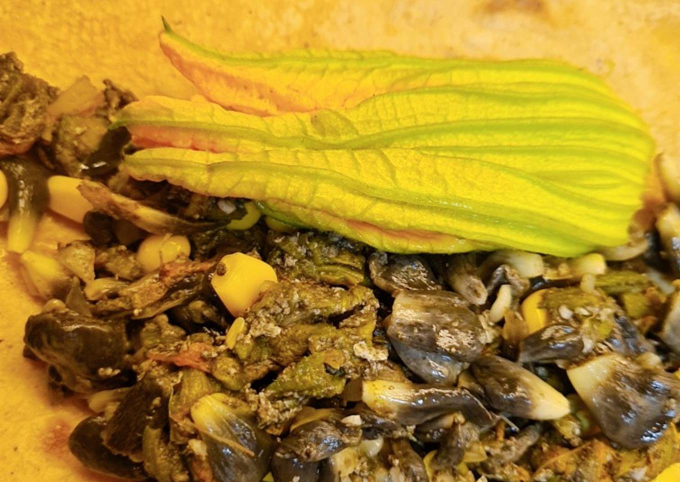 Huitlacoche con flor de calabaza (La Bella y la Bestia)