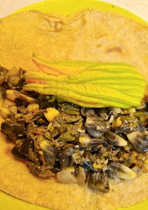 Una foto de Huitlacoche con flor de calabaza (La Bella y la Bestia)