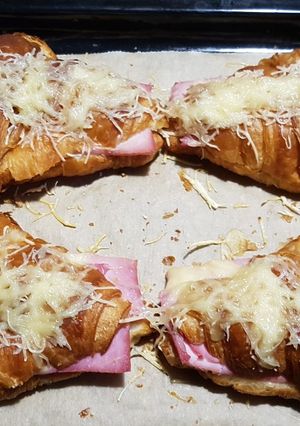 Une photo de Croissant au jambon
