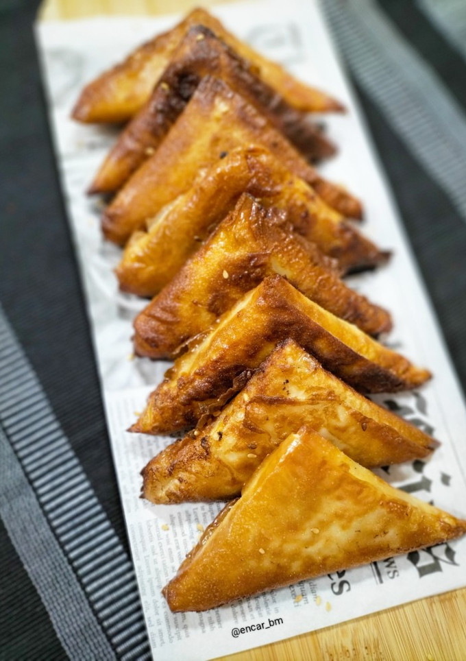 Una foto de Briwât -hojaldres de queso-