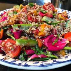 Foto principal de Ensalada de quinoa y rosas