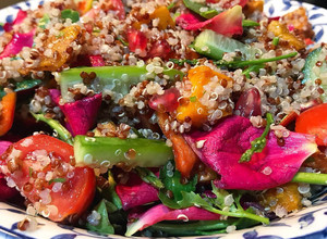 Foto principal de Ensalada de quinoa y rosas