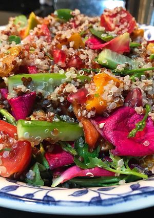 Una foto de Ensalada de quinoa y rosas