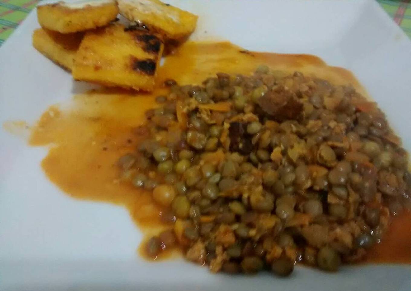 Lentejas a la polenta con salsita