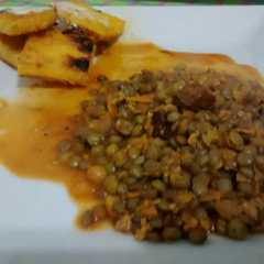 Una foto de Lentejas a la polenta con salsita