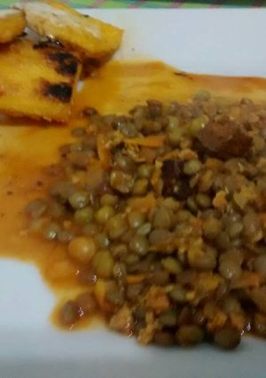 Una foto de Lentejas a la polenta con salsita